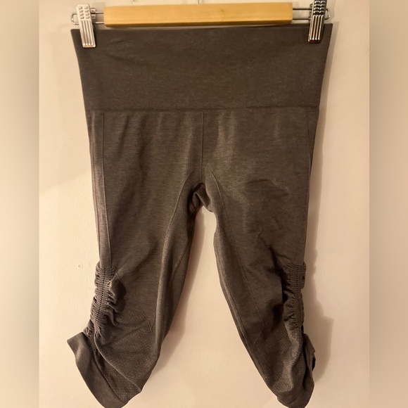 Lululemon In The Flow Cropped Leggings 4 - Picture 1 of 4